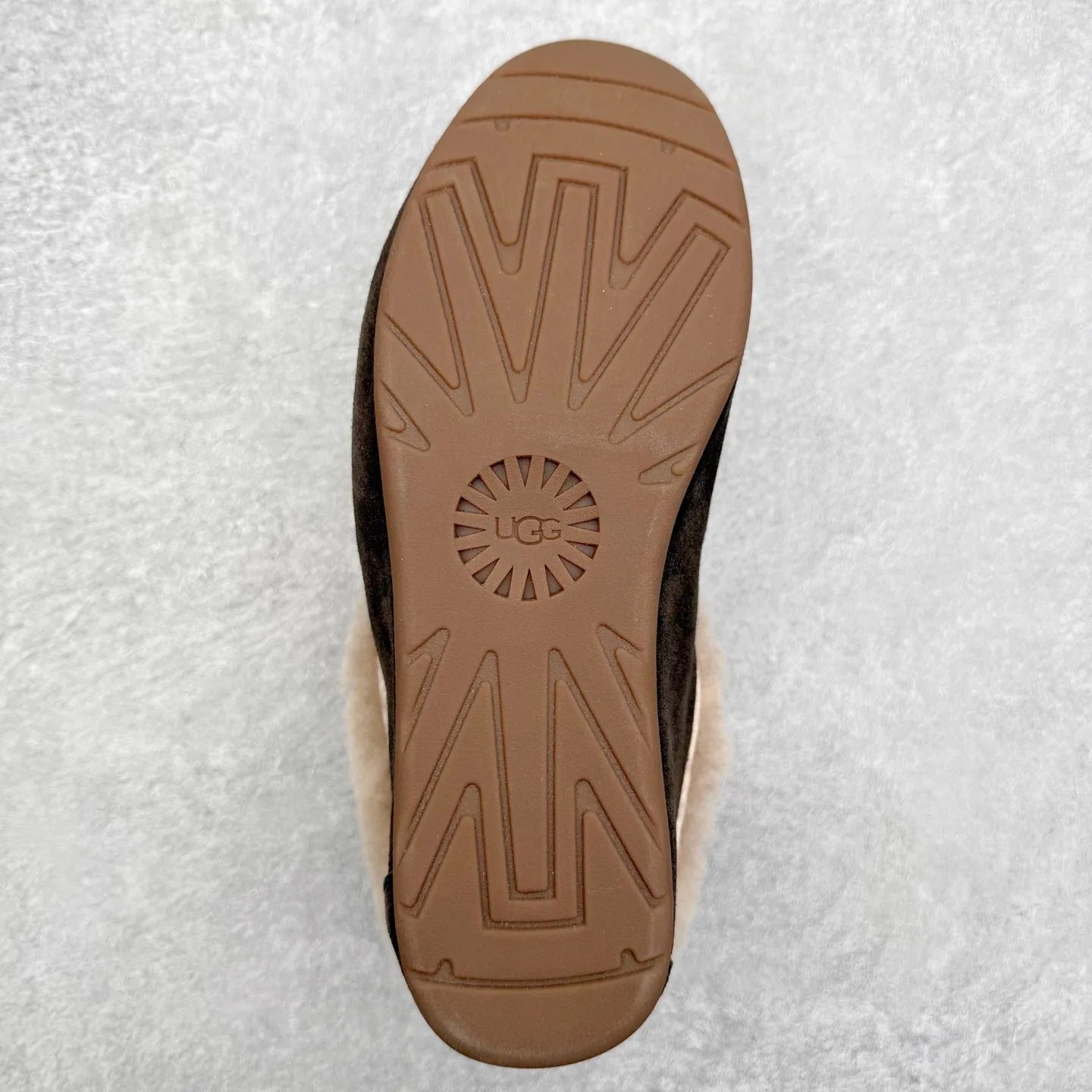 💰480 UGG 1391 Autumn and winter sheepskin and fur integrated snow boots. All shoes are made of ZP same factory. Longfeng A-grade Australian imported sheepskin and fur integrated brand OEM production line. Fully follow the ZP process. OEM original pattern maker. Adhering to the principle of no original shoes and no development selection. Pay attention to every detail. The most authentic TREADLITE "light wing" technology outsole on the market. Lightweight/durable/flexible/pile type [solemn after-sales commitment] If there are major quality problems such as degumming/broken bottom within one month, we will directly replace it with a new one for you! Size: 35 36 37 38 39 40